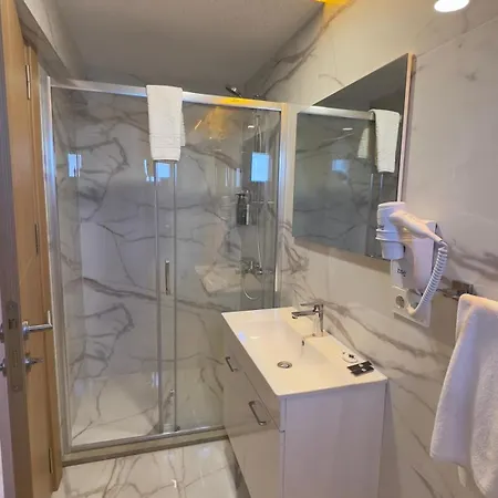 Loca Centre Отель *