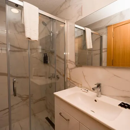 Loca Centre Hotel *