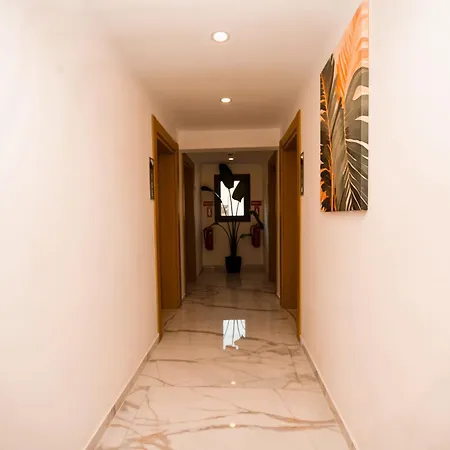 Loca Centre מלון
